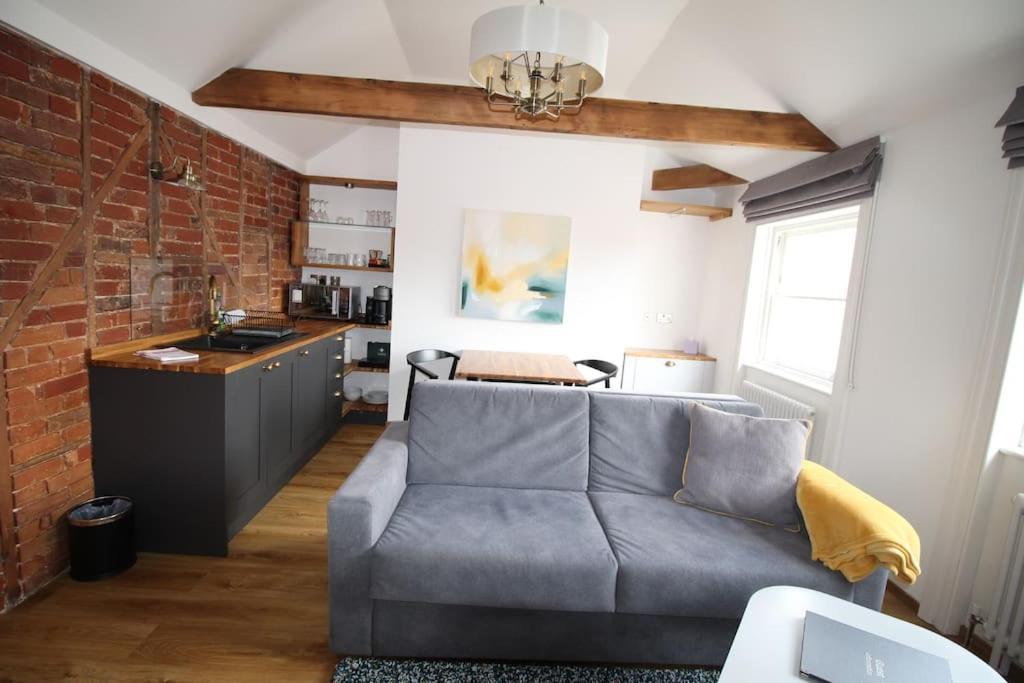 Apartment 6 At Number 8: City Centre, 1 Bedroom, Sofa Bed In Lounge แคนเทอร์เบอรี ภายนอก รูปภาพ