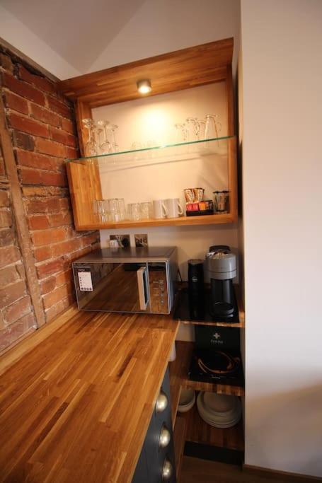 Apartment 6 At Number 8: City Centre, 1 Bedroom, Sofa Bed In Lounge แคนเทอร์เบอรี ภายนอก รูปภาพ