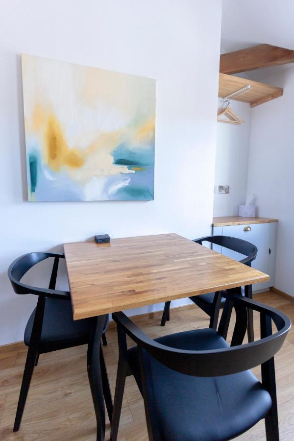 Apartment 6 At Number 8: City Centre, 1 Bedroom, Sofa Bed In Lounge แคนเทอร์เบอรี ภายนอก รูปภาพ